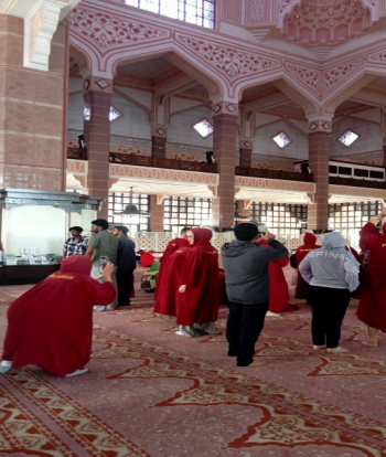Dakwah Tanpa Mimbar: Ketika Wisatawan Non-Muslim Mengenal Islam di Masjid Putra Putrajaya